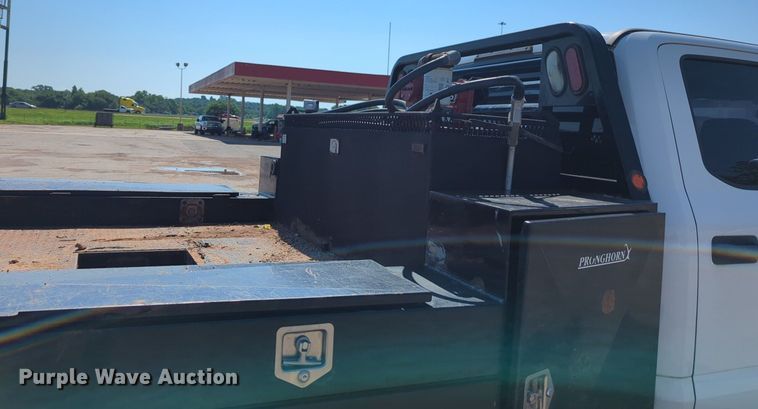 image for item NW9577 2017 Ford F350 Super Duty Crew Cab flatbed pickup truck