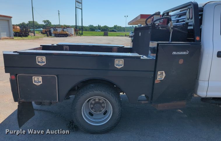 image for item NW9577 2017 Ford F350 Super Duty Crew Cab flatbed pickup truck