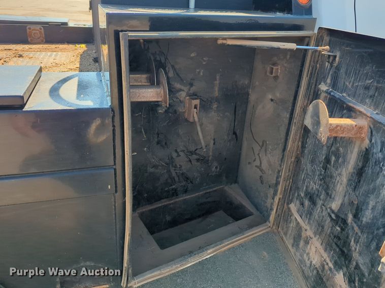 image for item NW9577 2017 Ford F350 Super Duty Crew Cab flatbed pickup truck