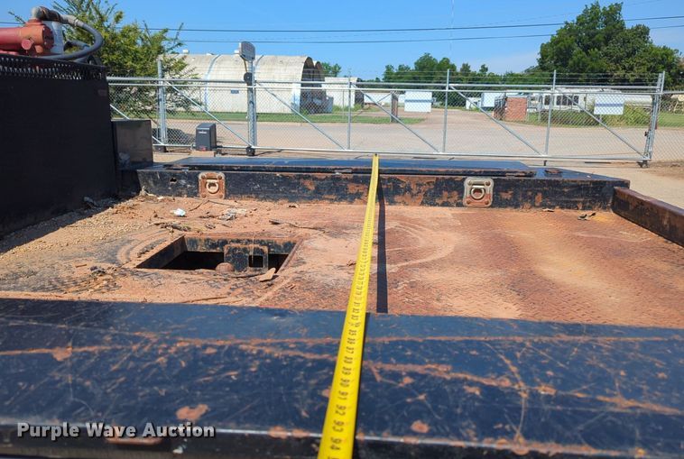 image for item NW9577 2017 Ford F350 Super Duty Crew Cab flatbed pickup truck