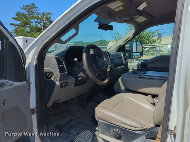 image for item NW9577 2017 Ford F350 Super Duty Crew Cab flatbed pickup truck