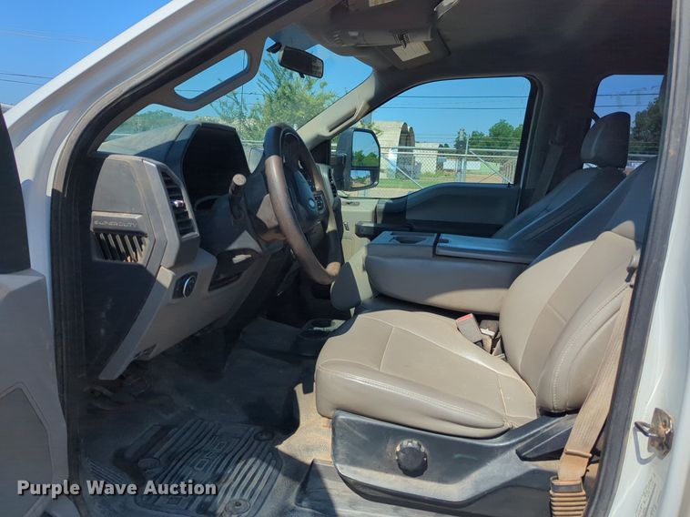 image for item NW9577 2017 Ford F350 Super Duty Crew Cab flatbed pickup truck