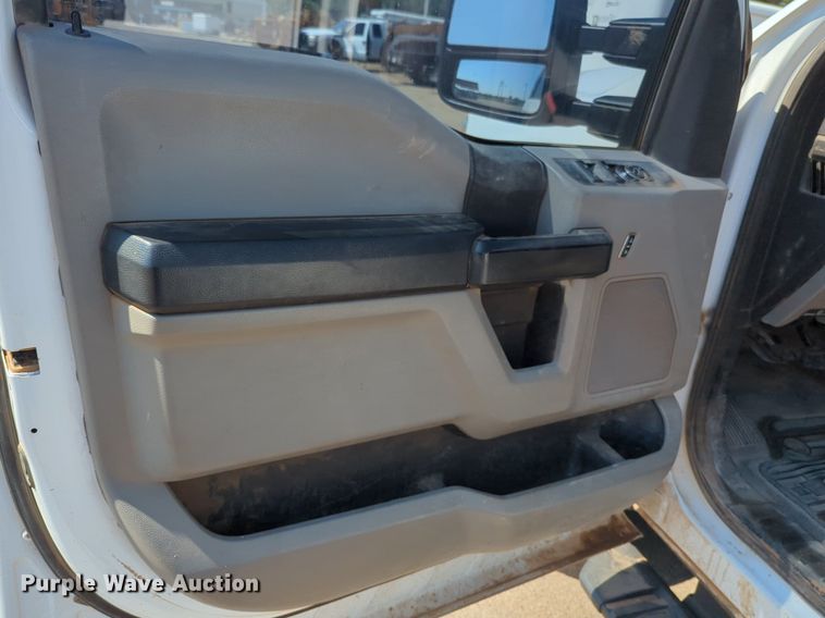 image for item NW9577 2017 Ford F350 Super Duty Crew Cab flatbed pickup truck