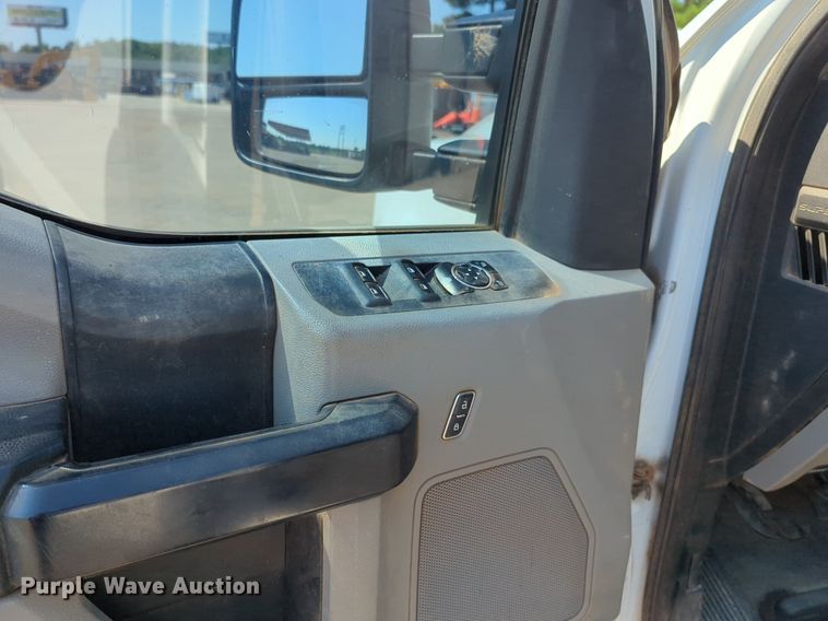 image for item NW9577 2017 Ford F350 Super Duty Crew Cab flatbed pickup truck