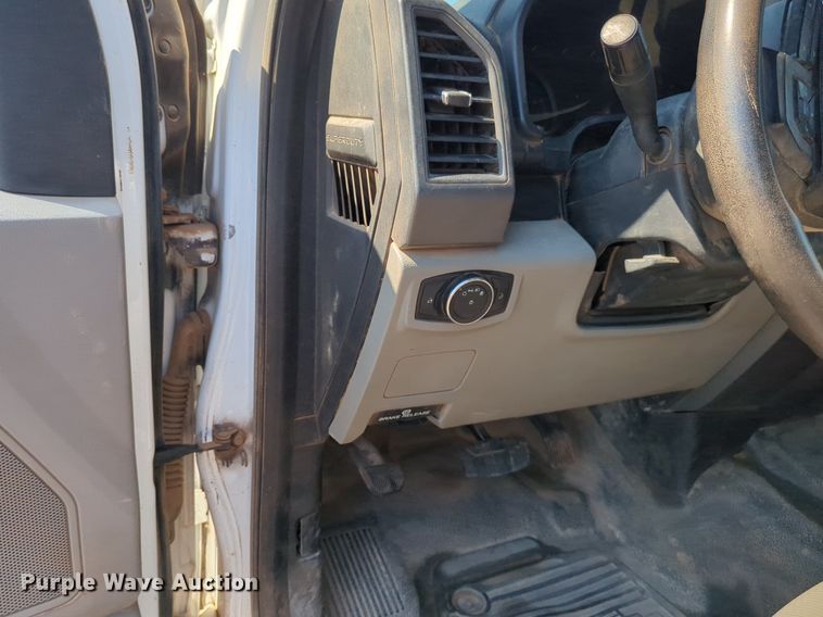 image for item NW9577 2017 Ford F350 Super Duty Crew Cab flatbed pickup truck