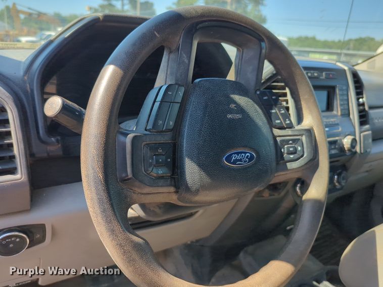 image for item NW9577 2017 Ford F350 Super Duty Crew Cab flatbed pickup truck