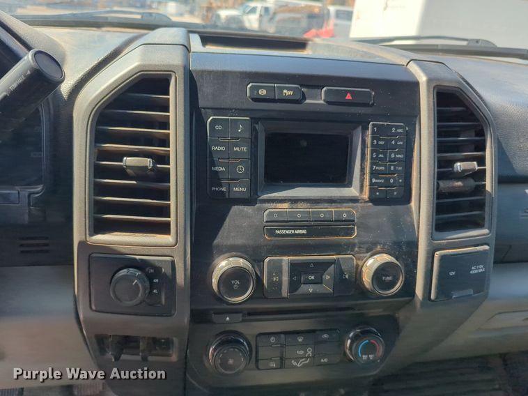 image for item NW9577 2017 Ford F350 Super Duty Crew Cab flatbed pickup truck