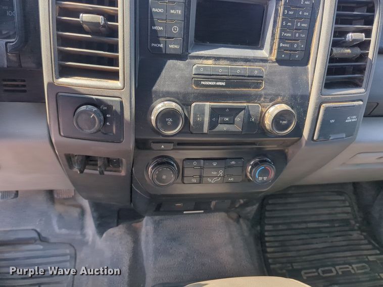 image for item NW9577 2017 Ford F350 Super Duty Crew Cab flatbed pickup truck