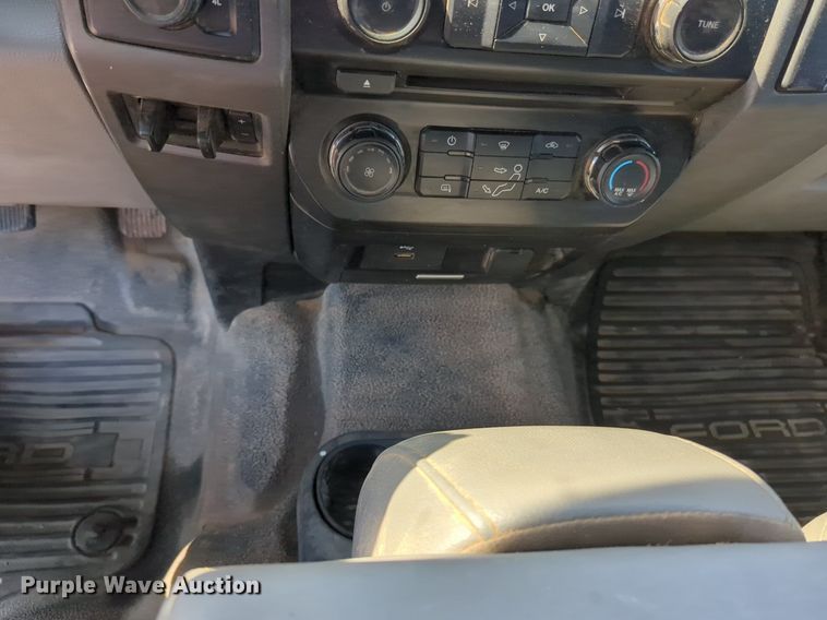 image for item NW9577 2017 Ford F350 Super Duty Crew Cab flatbed pickup truck