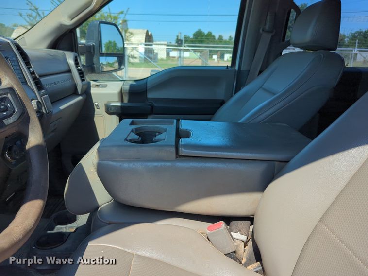 image for item NW9577 2017 Ford F350 Super Duty Crew Cab flatbed pickup truck