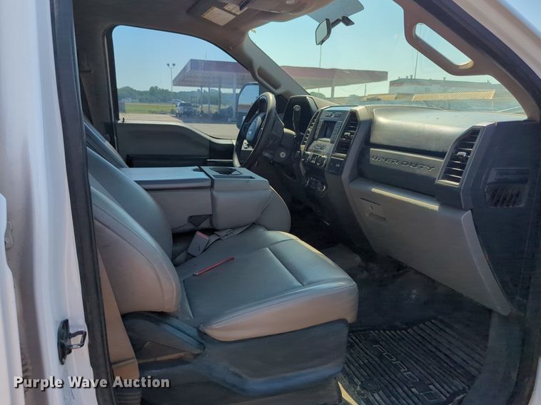 image for item NW9577 2017 Ford F350 Super Duty Crew Cab flatbed pickup truck