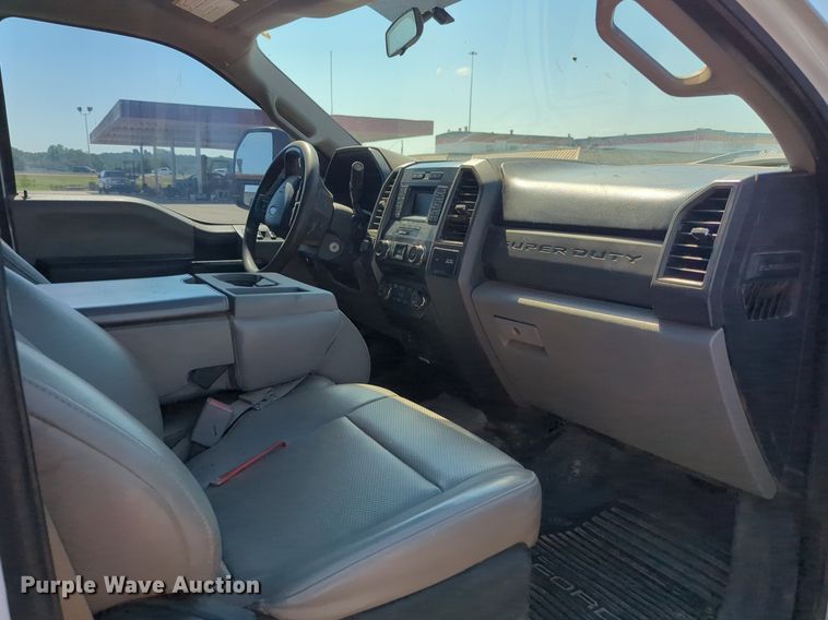 image for item NW9577 2017 Ford F350 Super Duty Crew Cab flatbed pickup truck