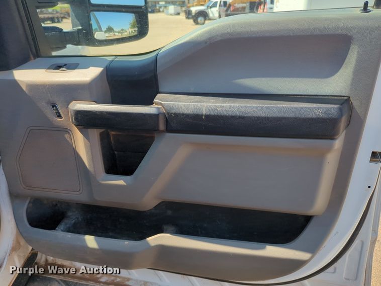 image for item NW9577 2017 Ford F350 Super Duty Crew Cab flatbed pickup truck