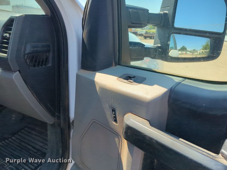 image for item NW9577 2017 Ford F350 Super Duty Crew Cab flatbed pickup truck