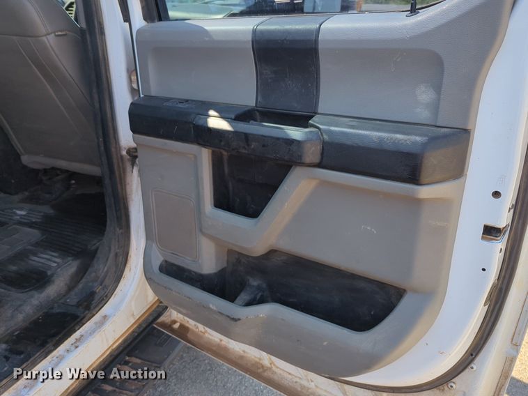 image for item NW9577 2017 Ford F350 Super Duty Crew Cab flatbed pickup truck