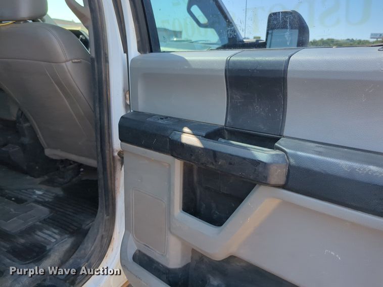 image for item NW9577 2017 Ford F350 Super Duty Crew Cab flatbed pickup truck