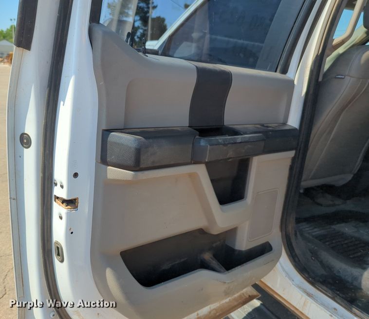 image for item NW9577 2017 Ford F350 Super Duty Crew Cab flatbed pickup truck