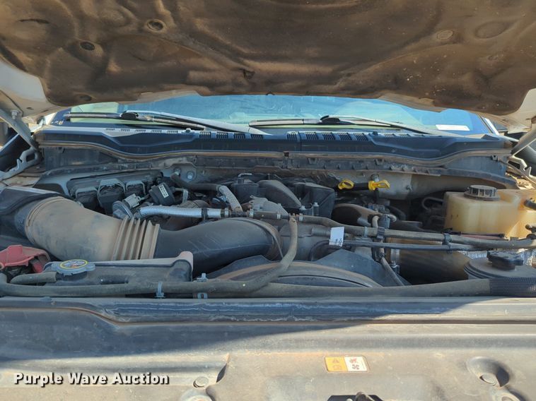 image for item NW9577 2017 Ford F350 Super Duty Crew Cab flatbed pickup truck