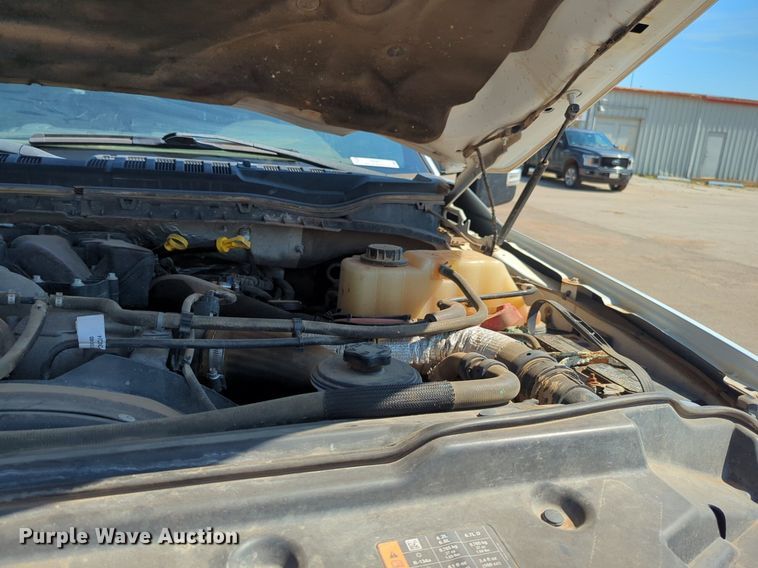 image for item NW9577 2017 Ford F350 Super Duty Crew Cab flatbed pickup truck