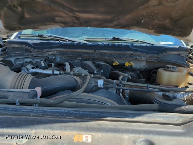 image for item NW9577 2017 Ford F350 Super Duty Crew Cab flatbed pickup truck