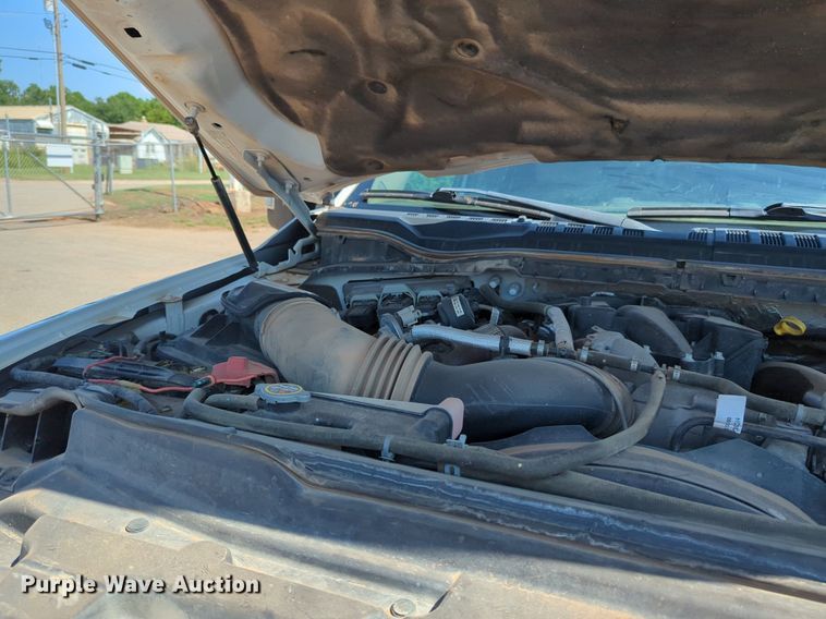 image for item NW9577 2017 Ford F350 Super Duty Crew Cab flatbed pickup truck