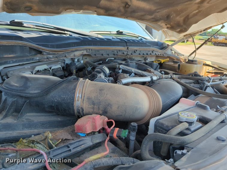 image for item NW9577 2017 Ford F350 Super Duty Crew Cab flatbed pickup truck