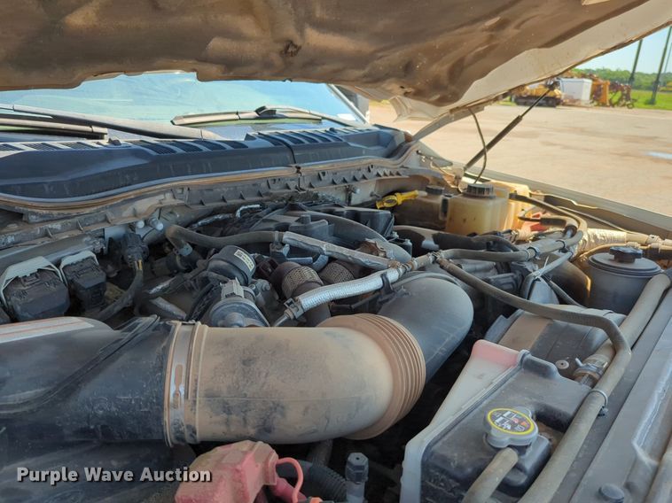 image for item NW9577 2017 Ford F350 Super Duty Crew Cab flatbed pickup truck