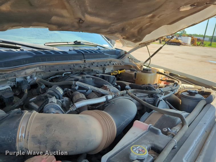 image for item NW9577 2017 Ford F350 Super Duty Crew Cab flatbed pickup truck