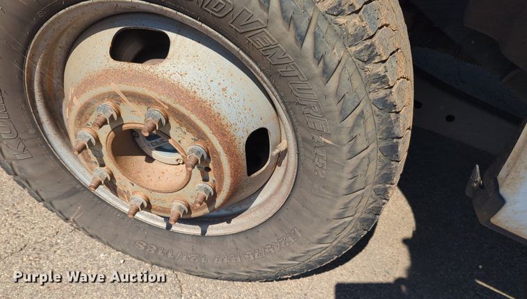 image for item NW9577 2017 Ford F350 Super Duty Crew Cab flatbed pickup truck