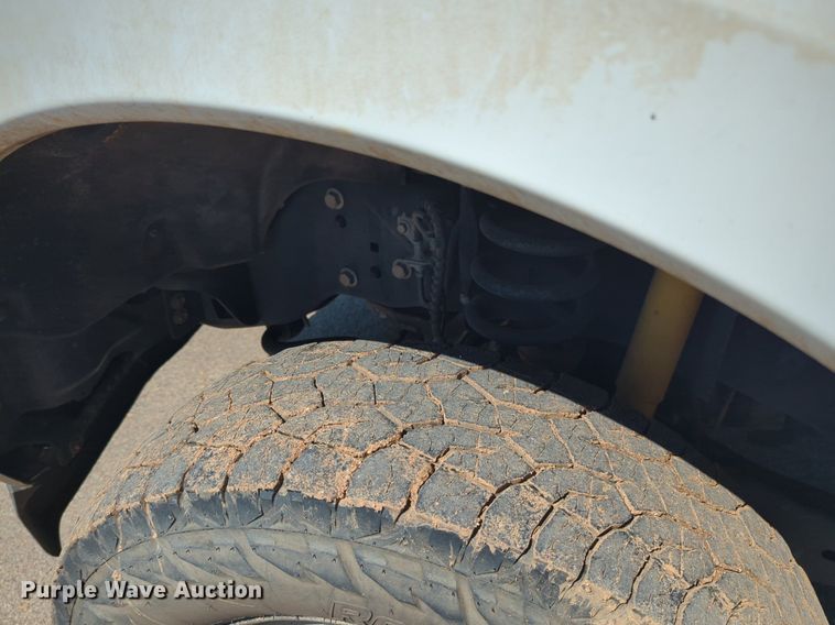 image for item NW9577 2017 Ford F350 Super Duty Crew Cab flatbed pickup truck