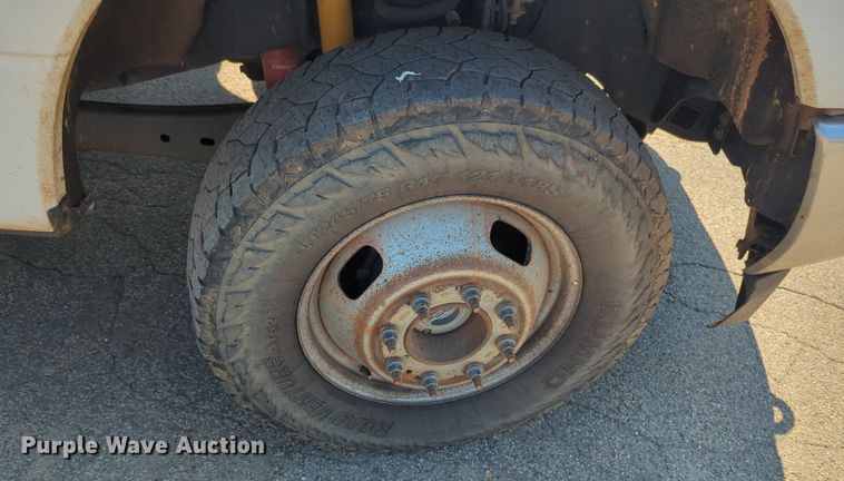 image for item NW9577 2017 Ford F350 Super Duty Crew Cab flatbed pickup truck