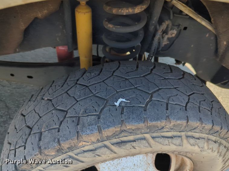 image for item NW9577 2017 Ford F350 Super Duty Crew Cab flatbed pickup truck