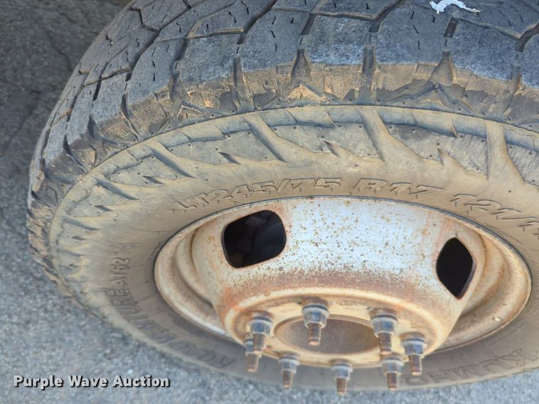 image for item NW9577 2017 Ford F350 Super Duty Crew Cab flatbed pickup truck