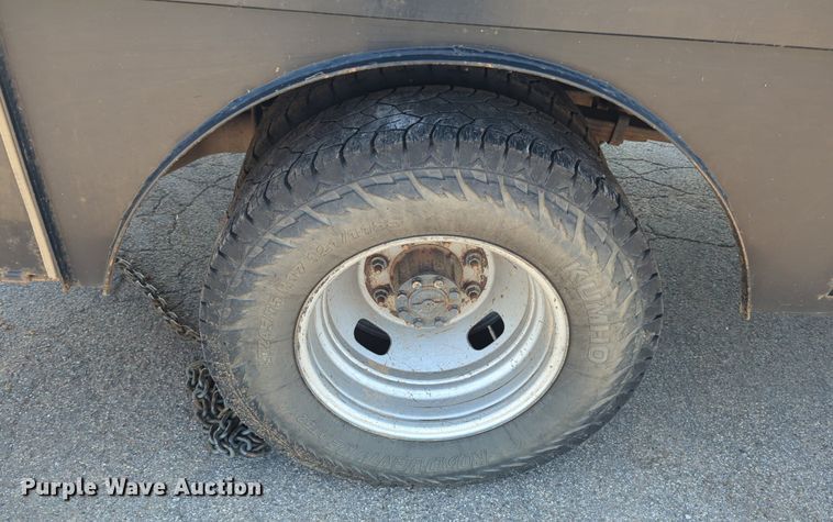 image for item NW9577 2017 Ford F350 Super Duty Crew Cab flatbed pickup truck