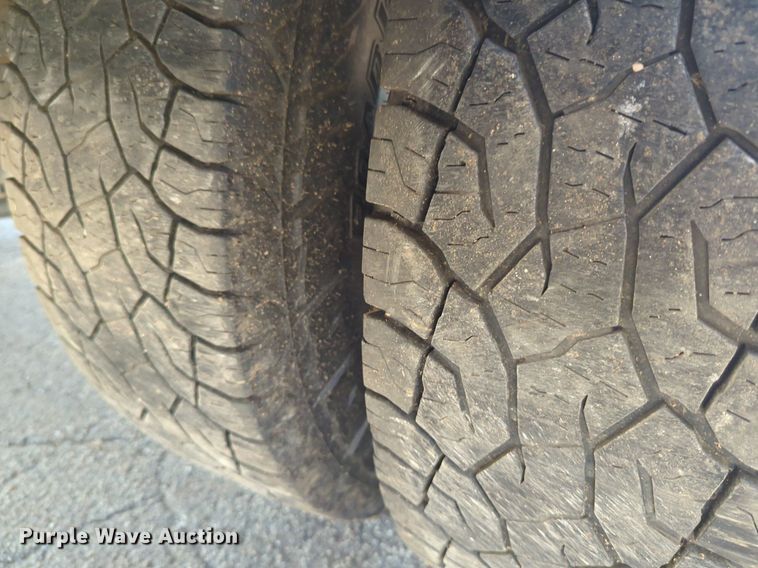 image for item NW9577 2017 Ford F350 Super Duty Crew Cab flatbed pickup truck