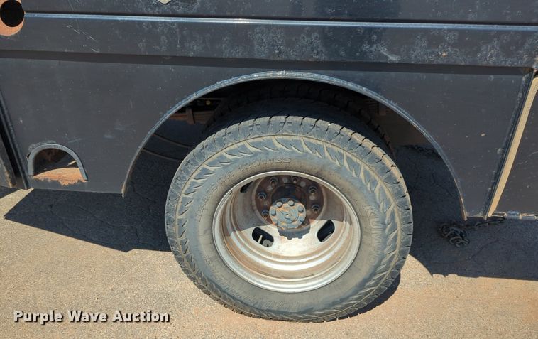 image for item NW9577 2017 Ford F350 Super Duty Crew Cab flatbed pickup truck