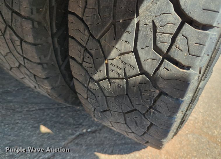 image for item NW9577 2017 Ford F350 Super Duty Crew Cab flatbed pickup truck