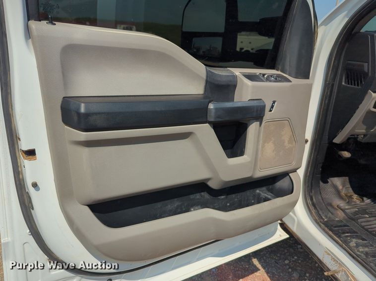 image for item NW9588 2017 Ford F550 Super Duty XL truck cab and chassis