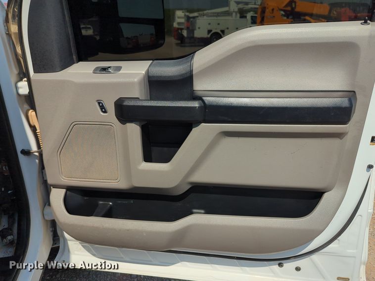 image for item NW9588 2017 Ford F550 Super Duty XL truck cab and chassis