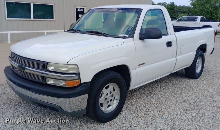 image for item NY9385 2001 Chevrolet  Silverado 1500 pickup truck