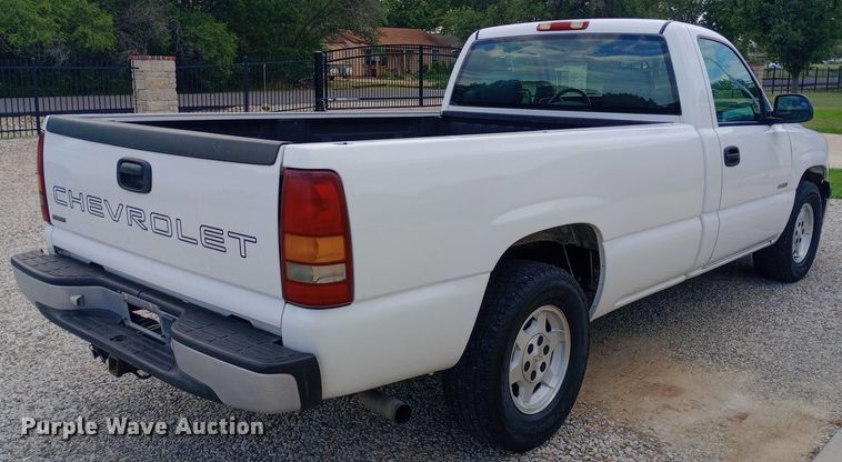 image for item NY9385 2001 Chevrolet  Silverado 1500 pickup truck