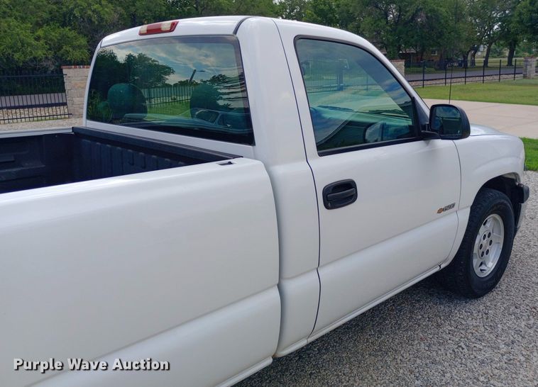 image for item NY9385 2001 Chevrolet  Silverado 1500 pickup truck