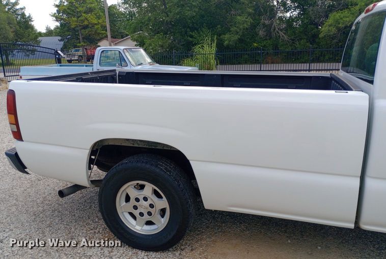 image for item NY9385 2001 Chevrolet  Silverado 1500 pickup truck