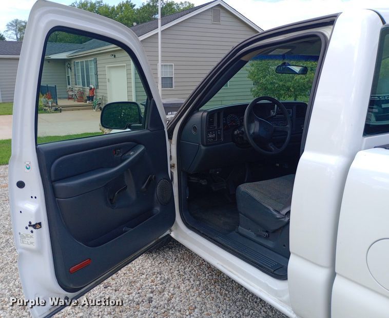 image for item NY9385 2001 Chevrolet  Silverado 1500 pickup truck