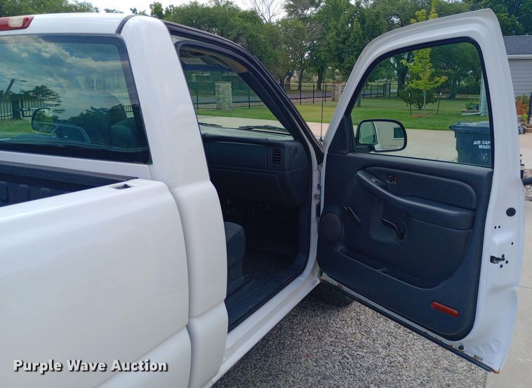 image for item NY9385 2001 Chevrolet  Silverado 1500 pickup truck