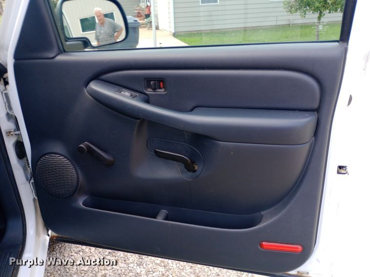 image for item NY9385 2001 Chevrolet  Silverado 1500 pickup truck