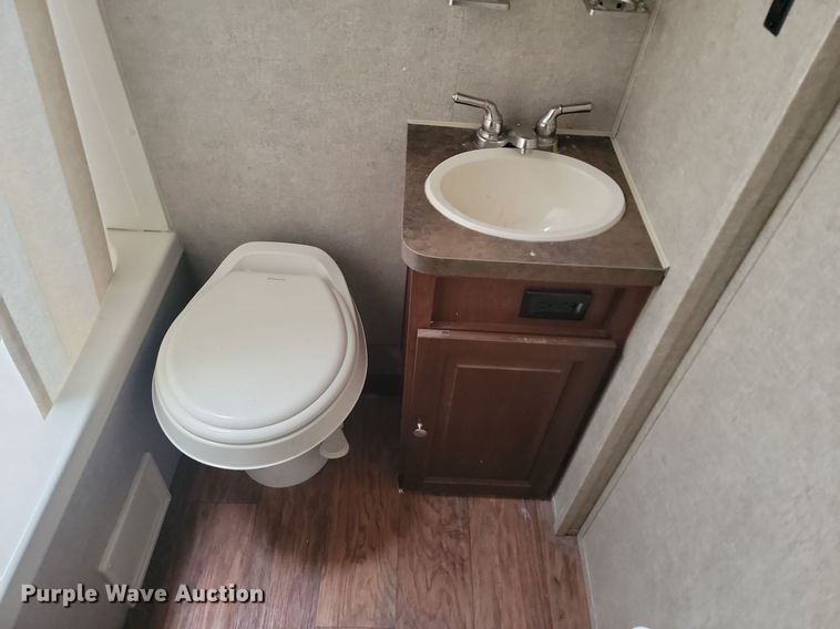 image for item NZ9825 2015 Forest River Lockwood 2504S camper