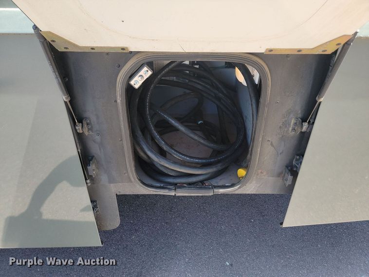 image for item NZ9932 2006 Winnebago Adventurer 35A RV