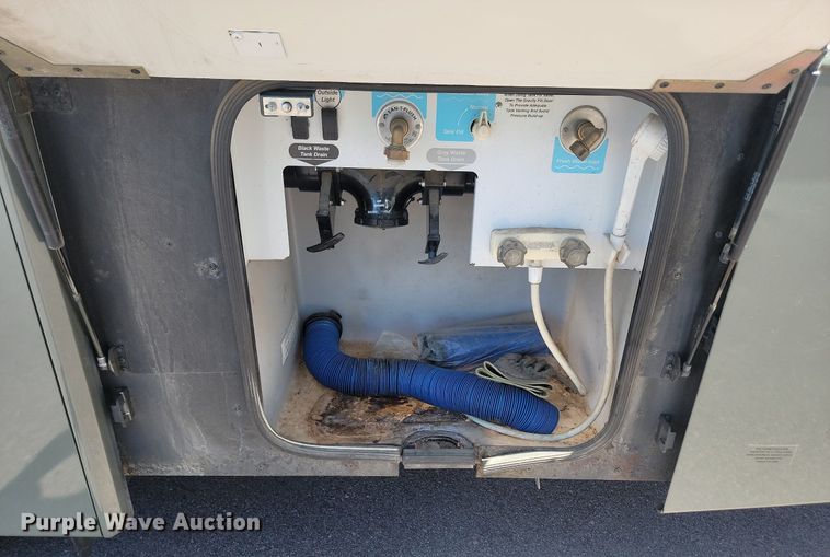 image for item NZ9932 2006 Winnebago Adventurer 35A RV