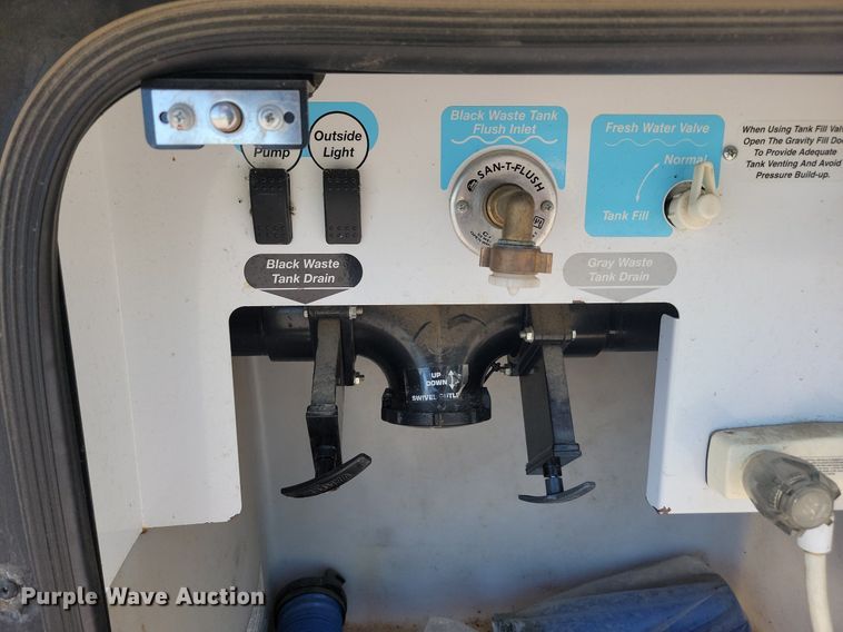 image for item NZ9932 2006 Winnebago Adventurer 35A RV